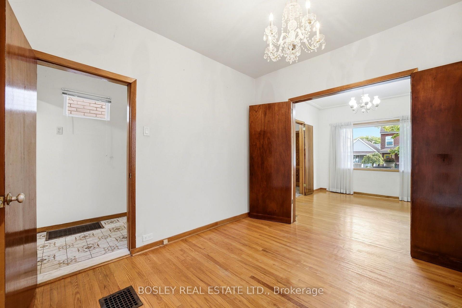 Photo 10 of 44 Conway Avenue, Toronto, Oakwood Village — HOMEH