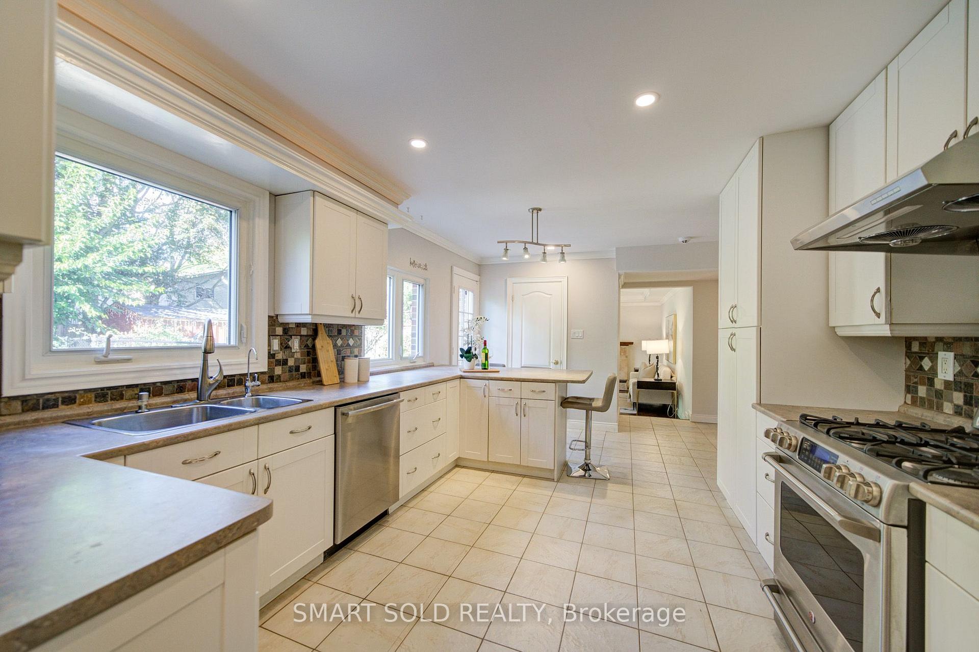 Photo 11 of 24 Hamilton Hall Drive, Markham, Markham Village — HOMEH