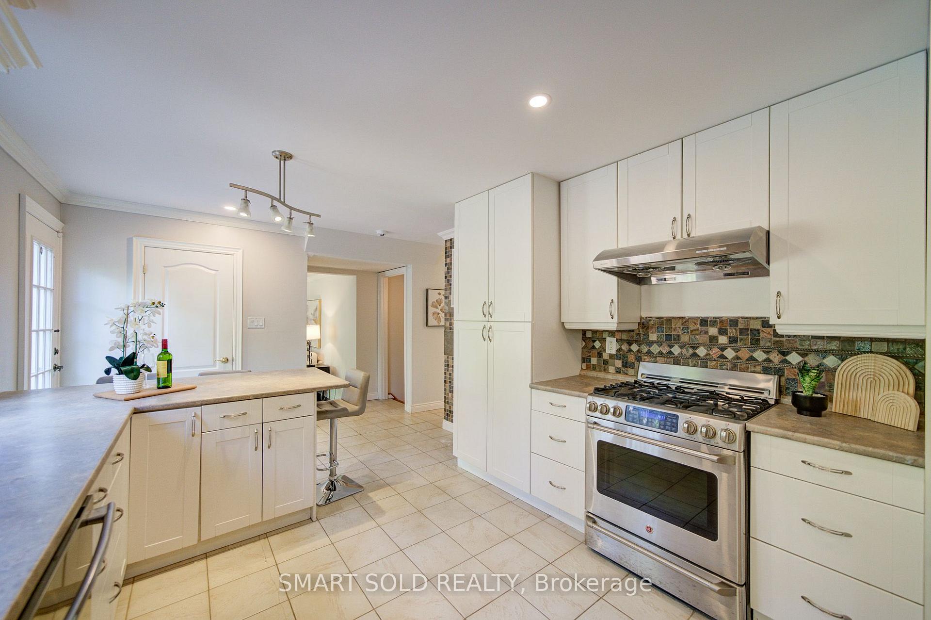 Photo 12 of 24 Hamilton Hall Drive, Markham, Markham Village — HOMEH