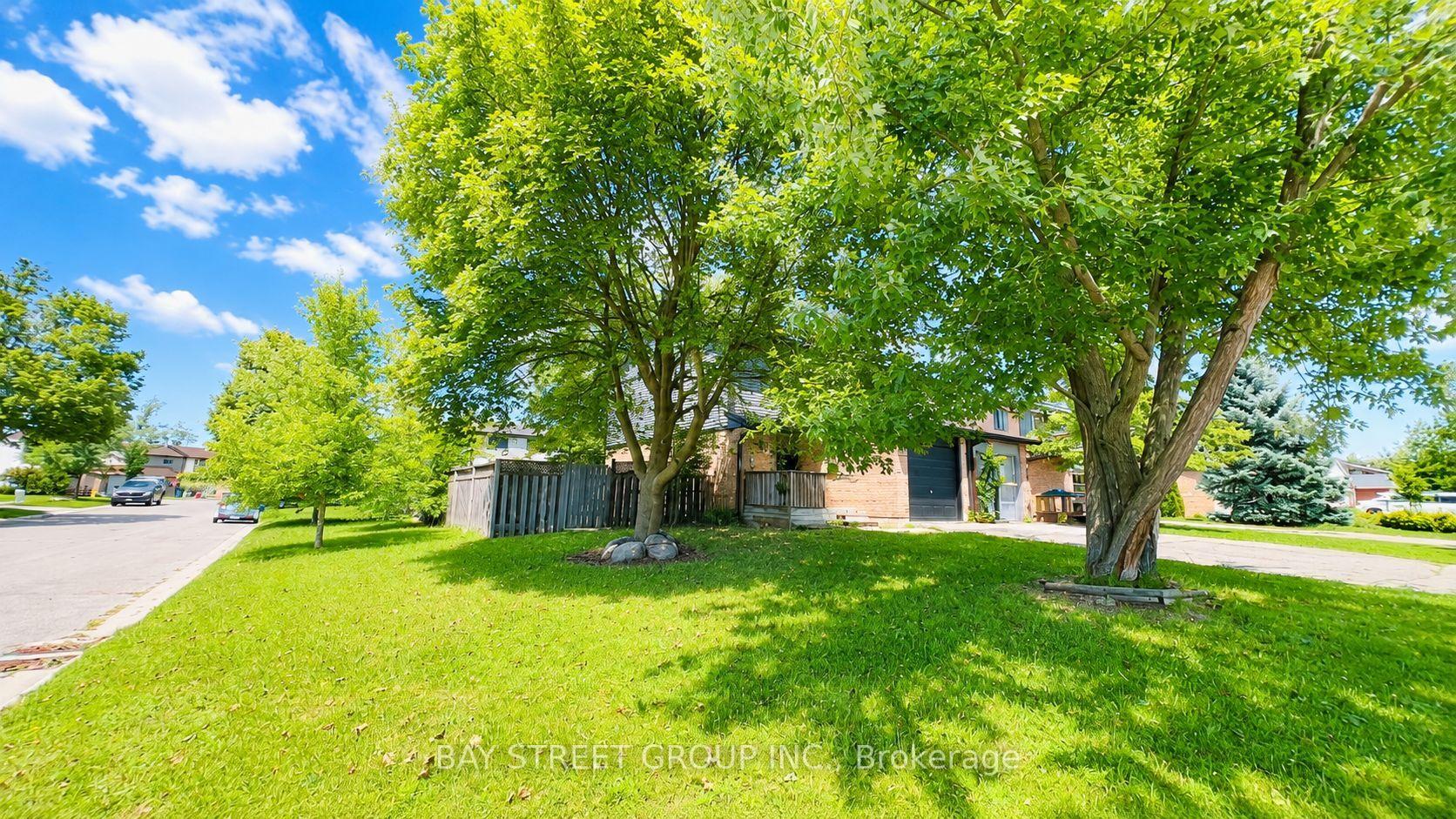 Photo 4 of 245 Browning Trail, Barrie, Letitia Heights — HOMEH