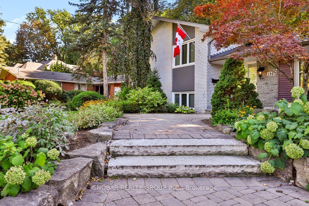 Photo 3 of 1302 Greenoaks Drive, Mississauga, Lorne Park — HOMEH