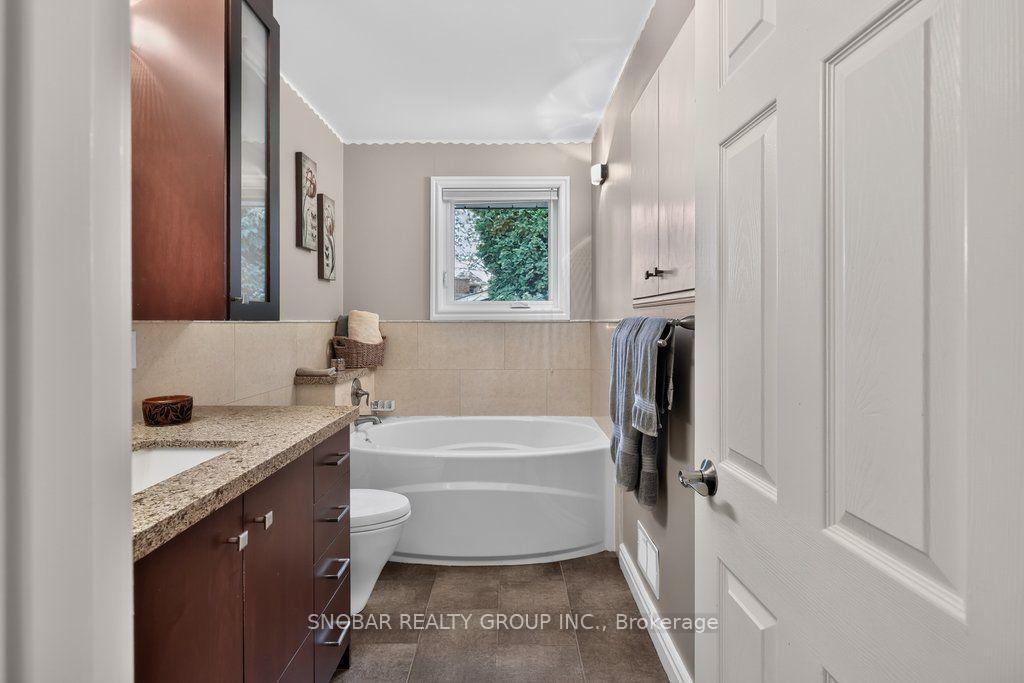 Photo 20 of 1302 Greenoaks Drive, Mississauga, Lorne Park — HOMEH