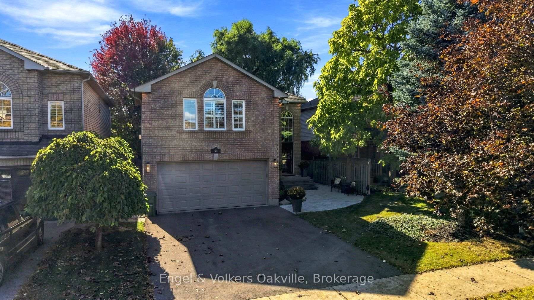 Photo 2 of 44 Keewaydin Street, Hamilton, Waterdown — HOMEH
