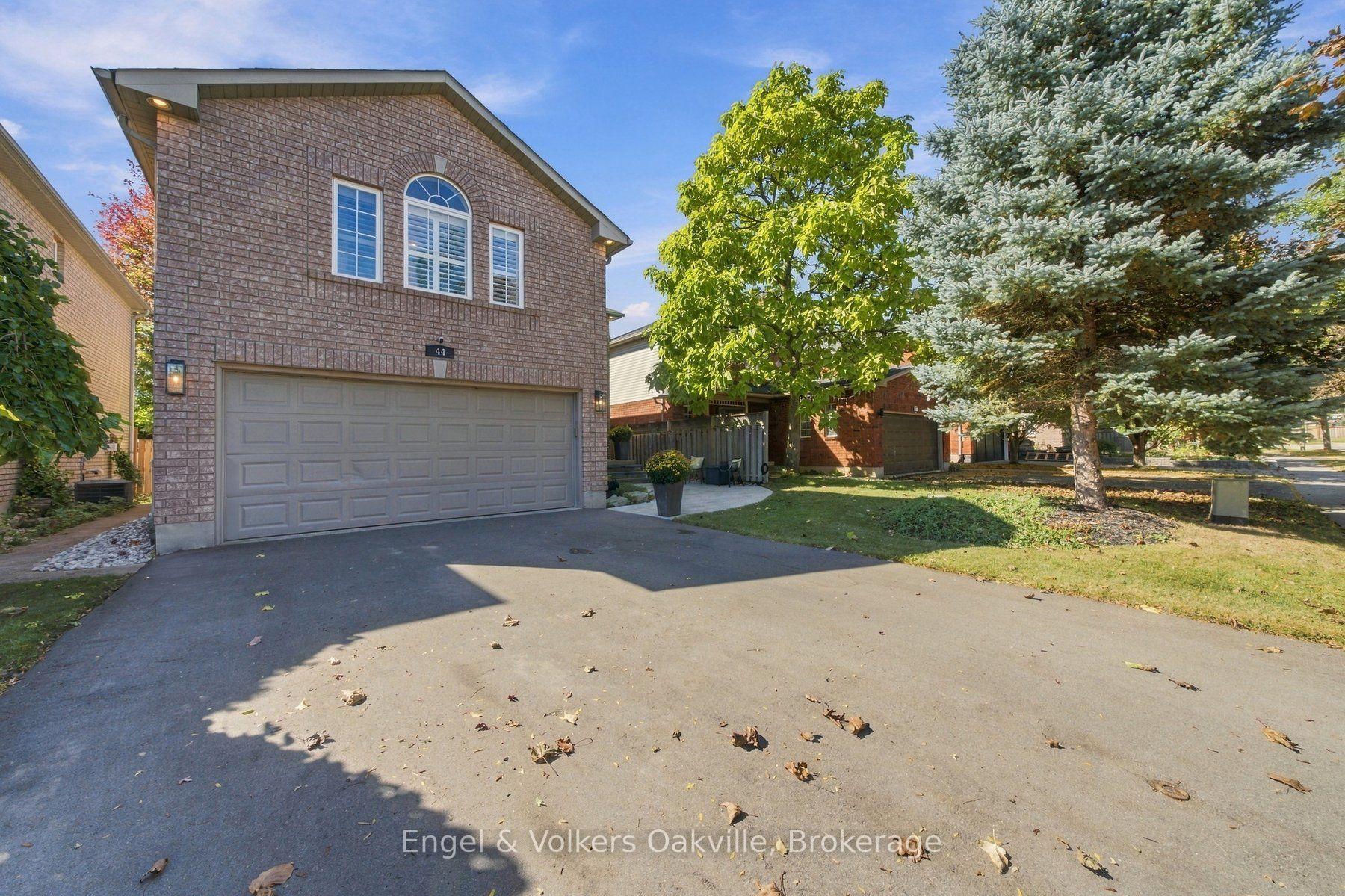 Photo 3 of 44 Keewaydin Street, Hamilton, Waterdown — HOMEH