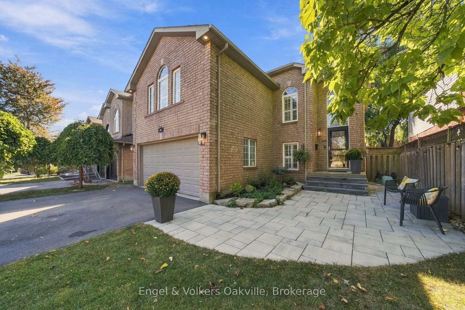 Photo 4 of 44 Keewaydin Street, Hamilton, Waterdown — HOMEH