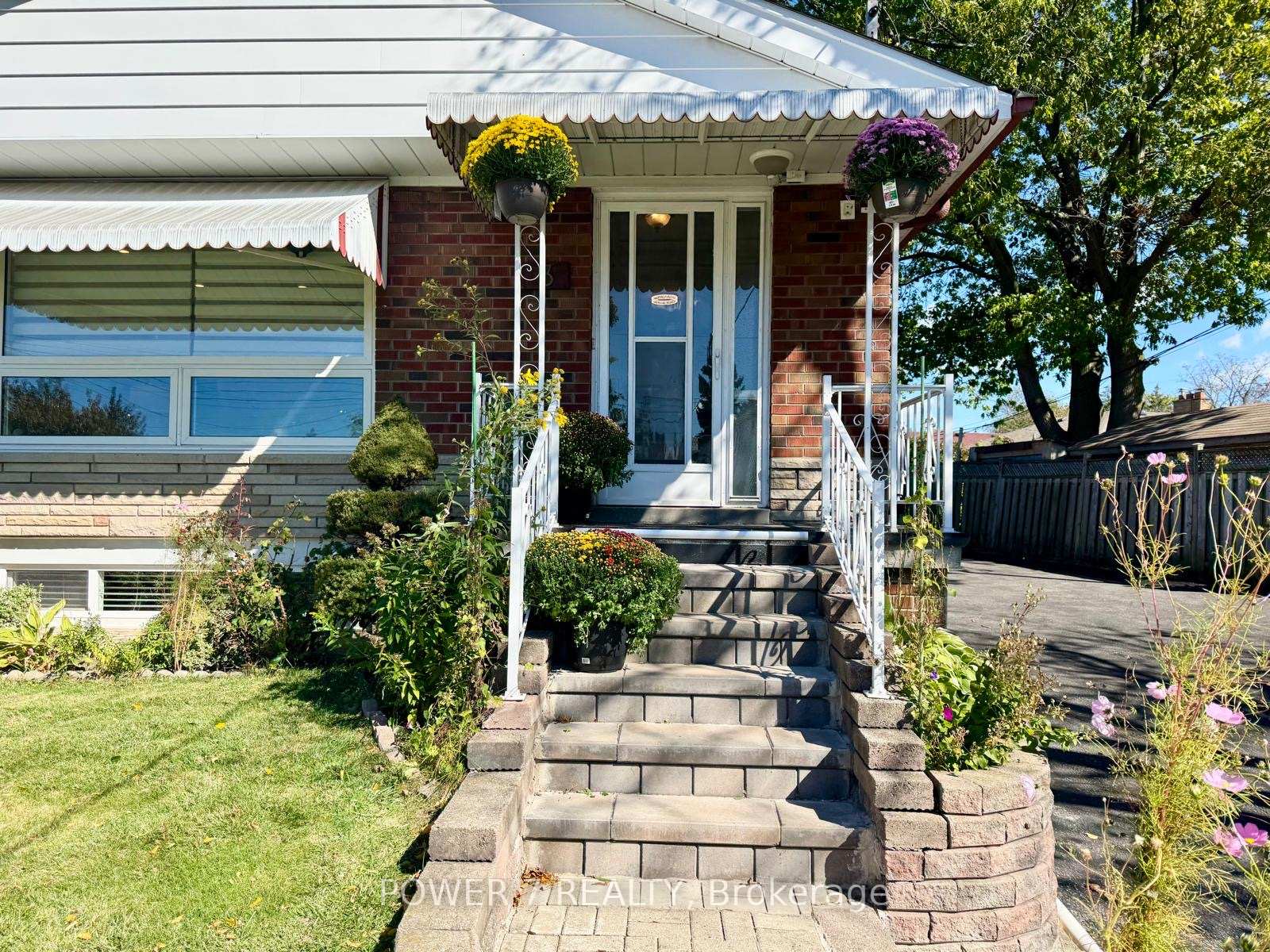 Photo 6 of 3 Brantwood Drive, Scarborough, Woburn — HOMEH