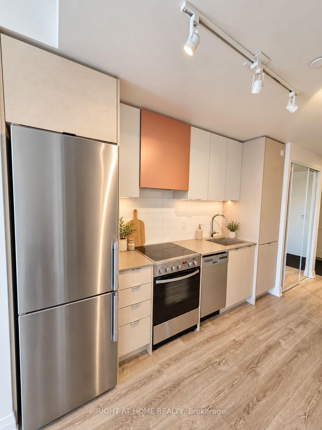 Photo 6 of 10 Gibbs Road, Etobicoke, Etobicoke West Mall — HOMEH