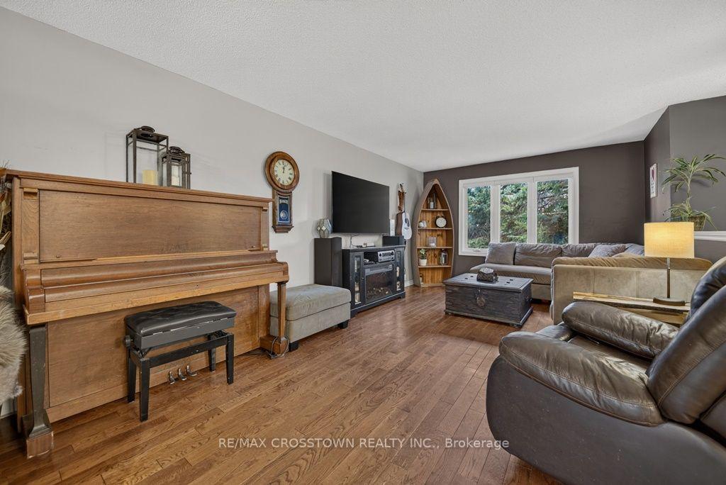 Photo 4 of 29 Brennan Avenue, Barrie, South Shore — HOMEH