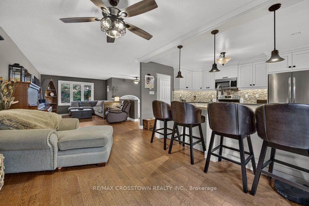 Photo 7 of 29 Brennan Avenue, Barrie, South Shore — HOMEH