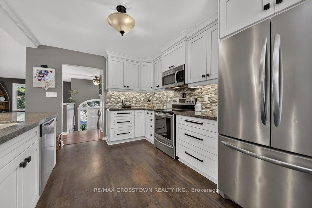 Photo 12 of 29 Brennan Avenue, Barrie, South Shore — HOMEH