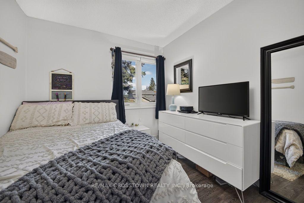 Photo 18 of 29 Brennan Avenue, Barrie, South Shore — HOMEH