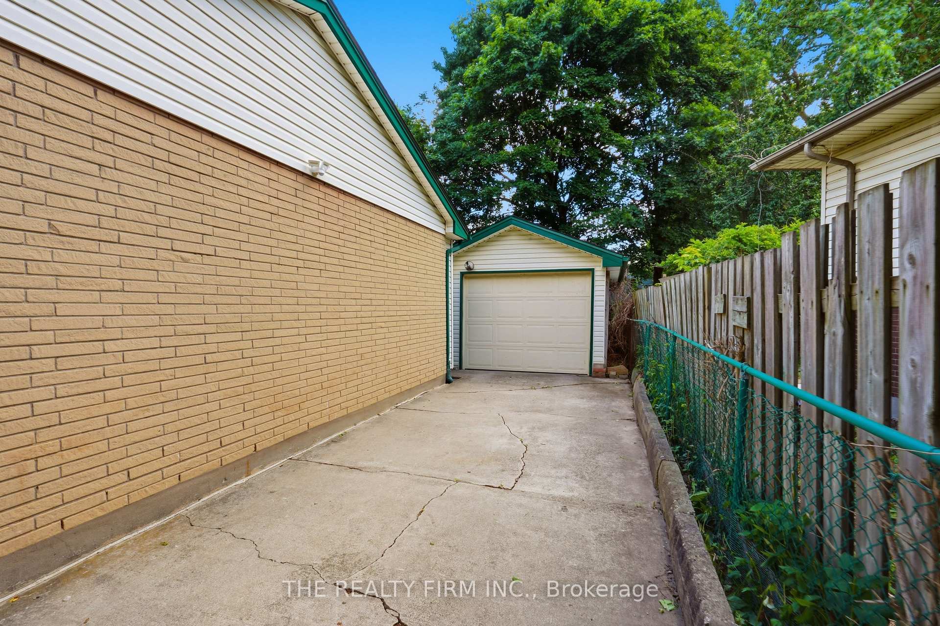 Photo 32 of 45 Amy Crescent, London, East C — HOMEH