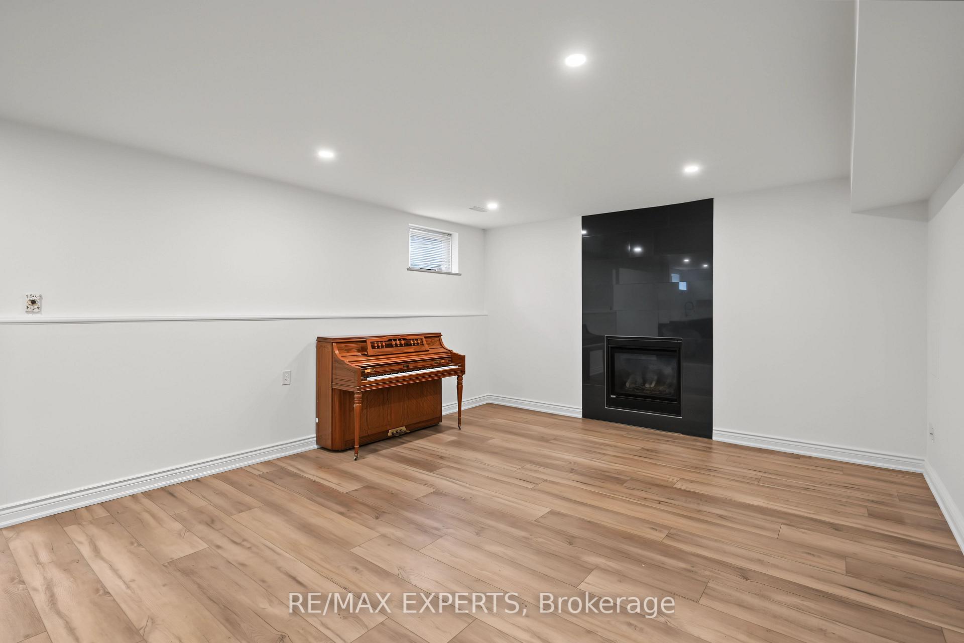 Photo 7 of Unit Basement, 99 Dianawood Ridge, Vaughan, East Woodbridge — HOMEH