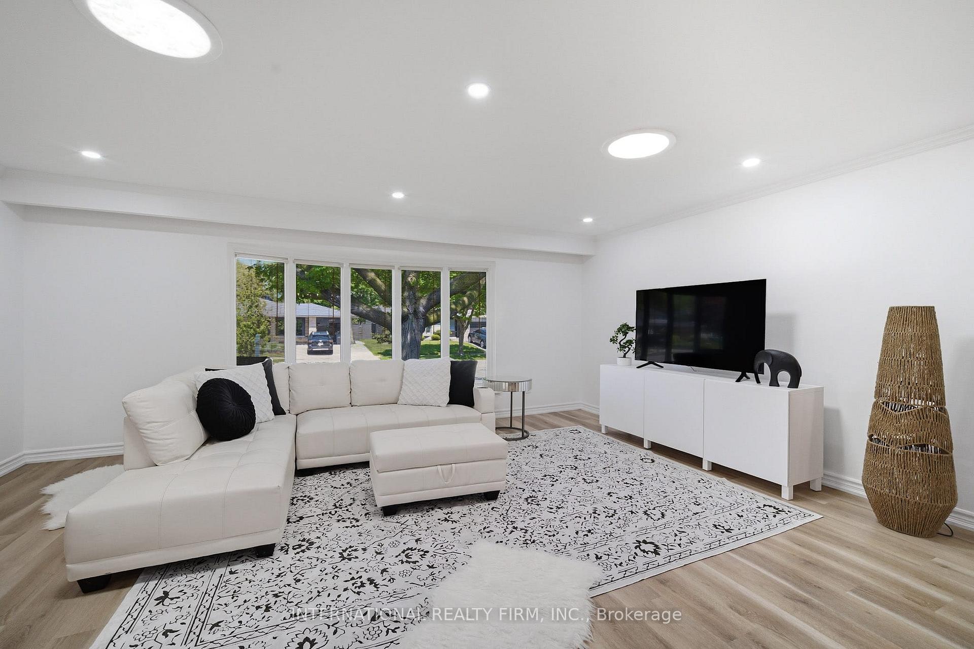 Photo 4 of 2306 Devon Road, Oakville, Ford — HOMEH
