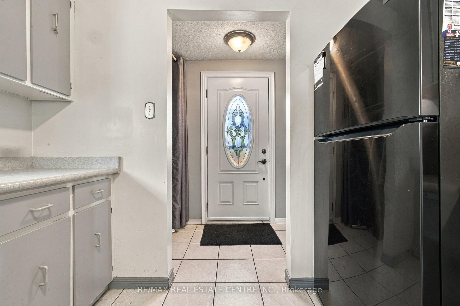 Photo 2 of 135 Cedarhill Crescent, Kitchener, Country Hills — HOMEH