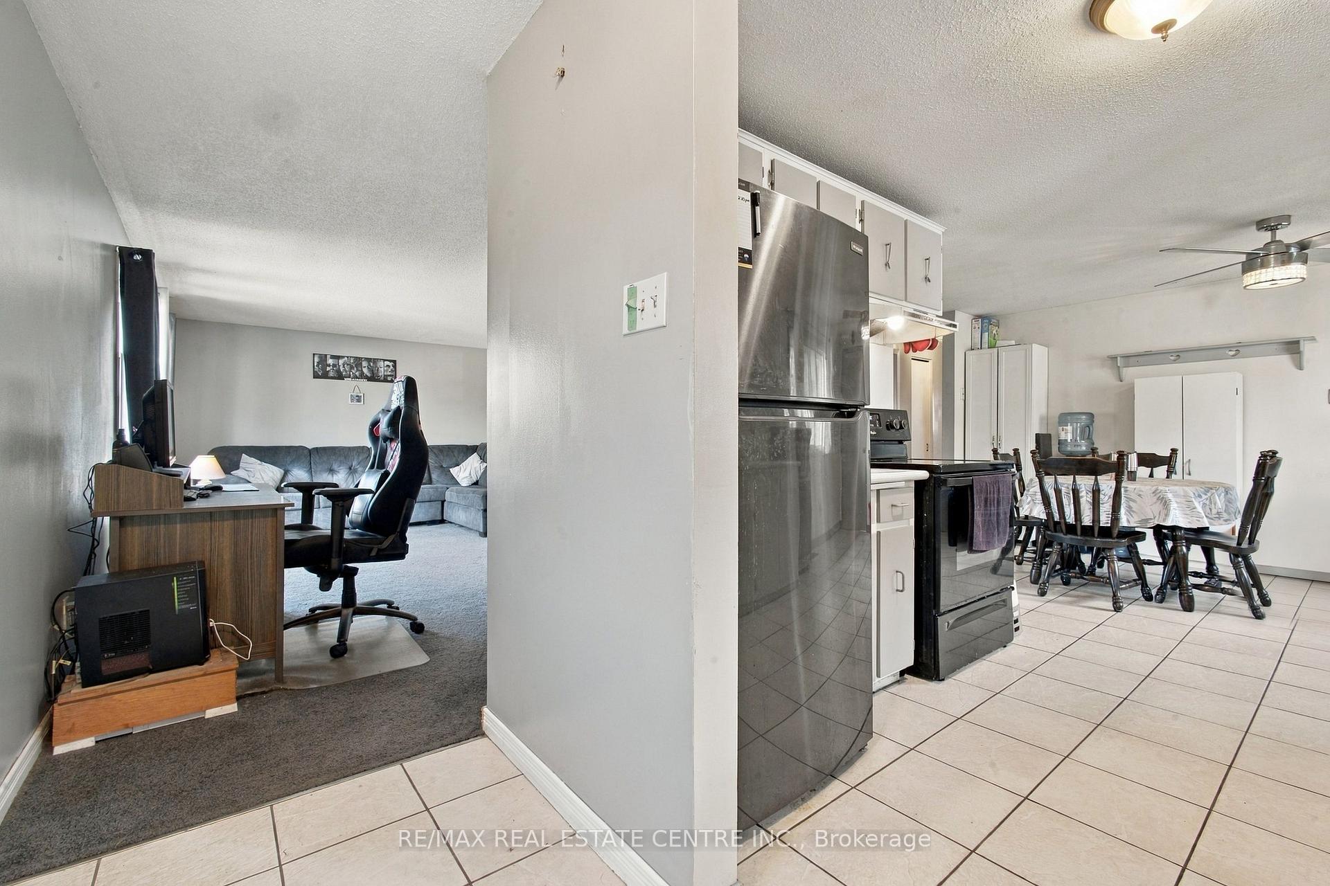 Photo 4 of 135 Cedarhill Crescent, Kitchener, Country Hills — HOMEH
