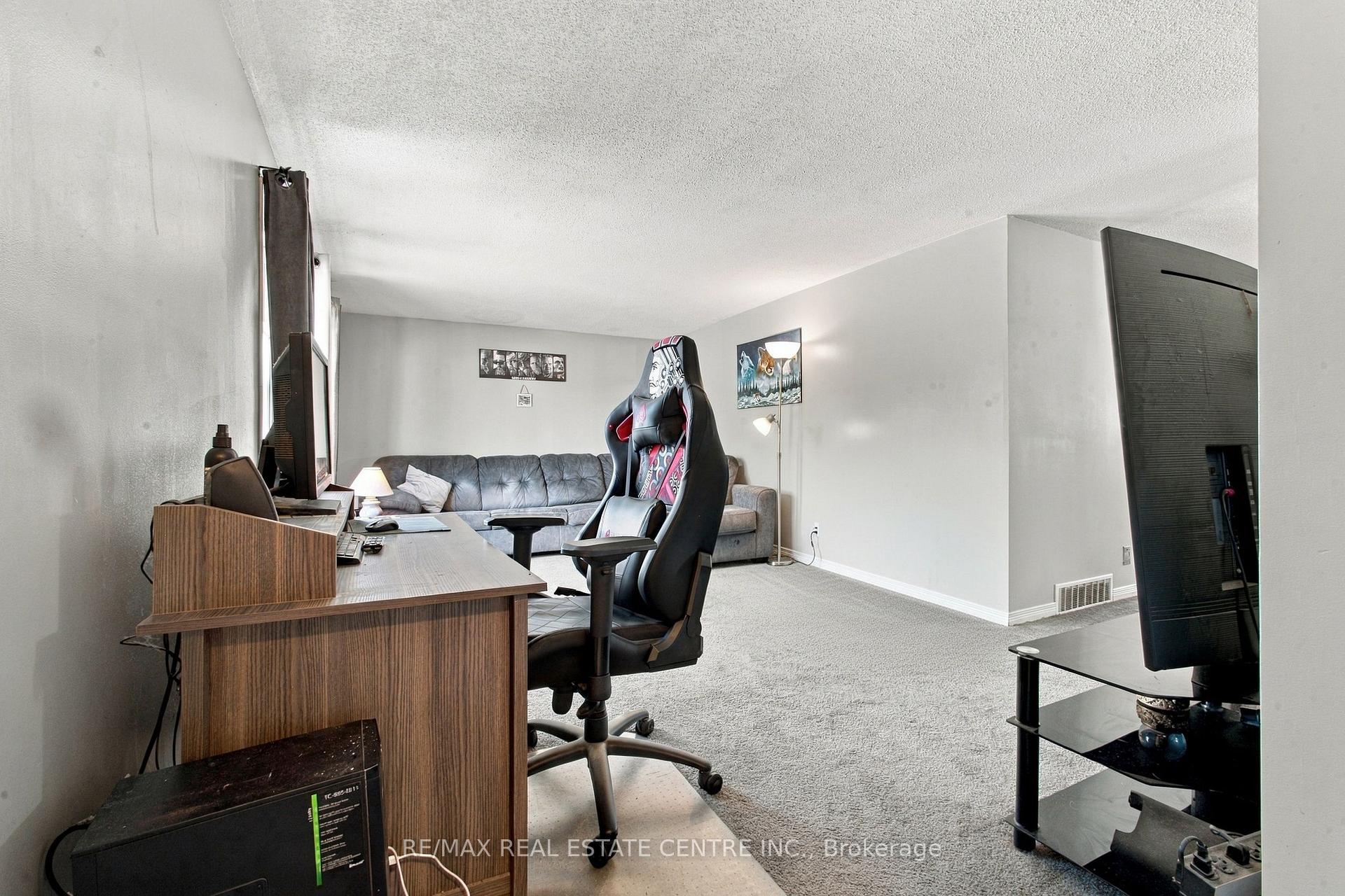 Photo 5 of 135 Cedarhill Crescent, Kitchener, Country Hills — HOMEH