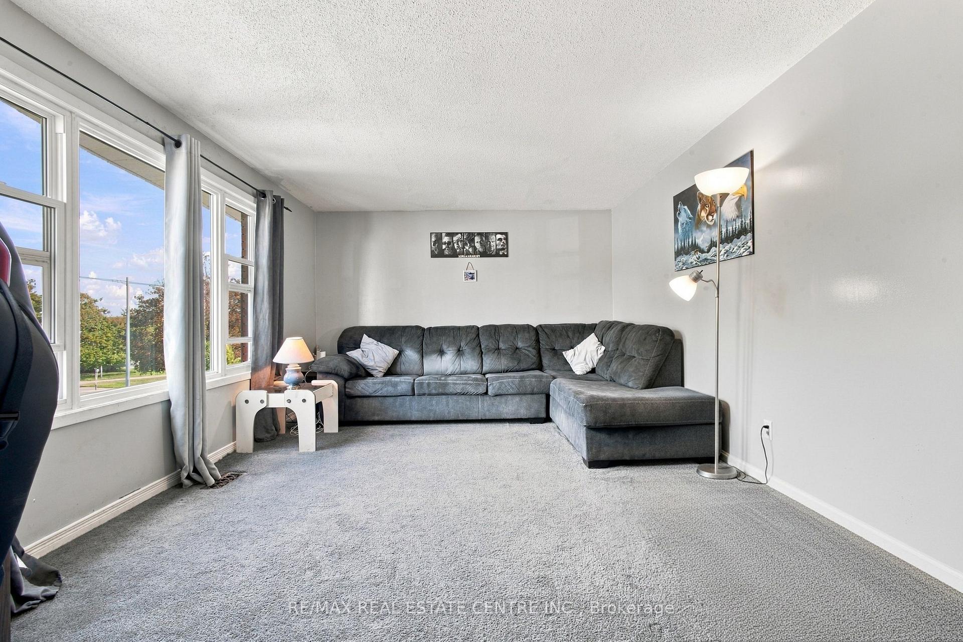 Photo 6 of 135 Cedarhill Crescent, Kitchener, Country Hills — HOMEH