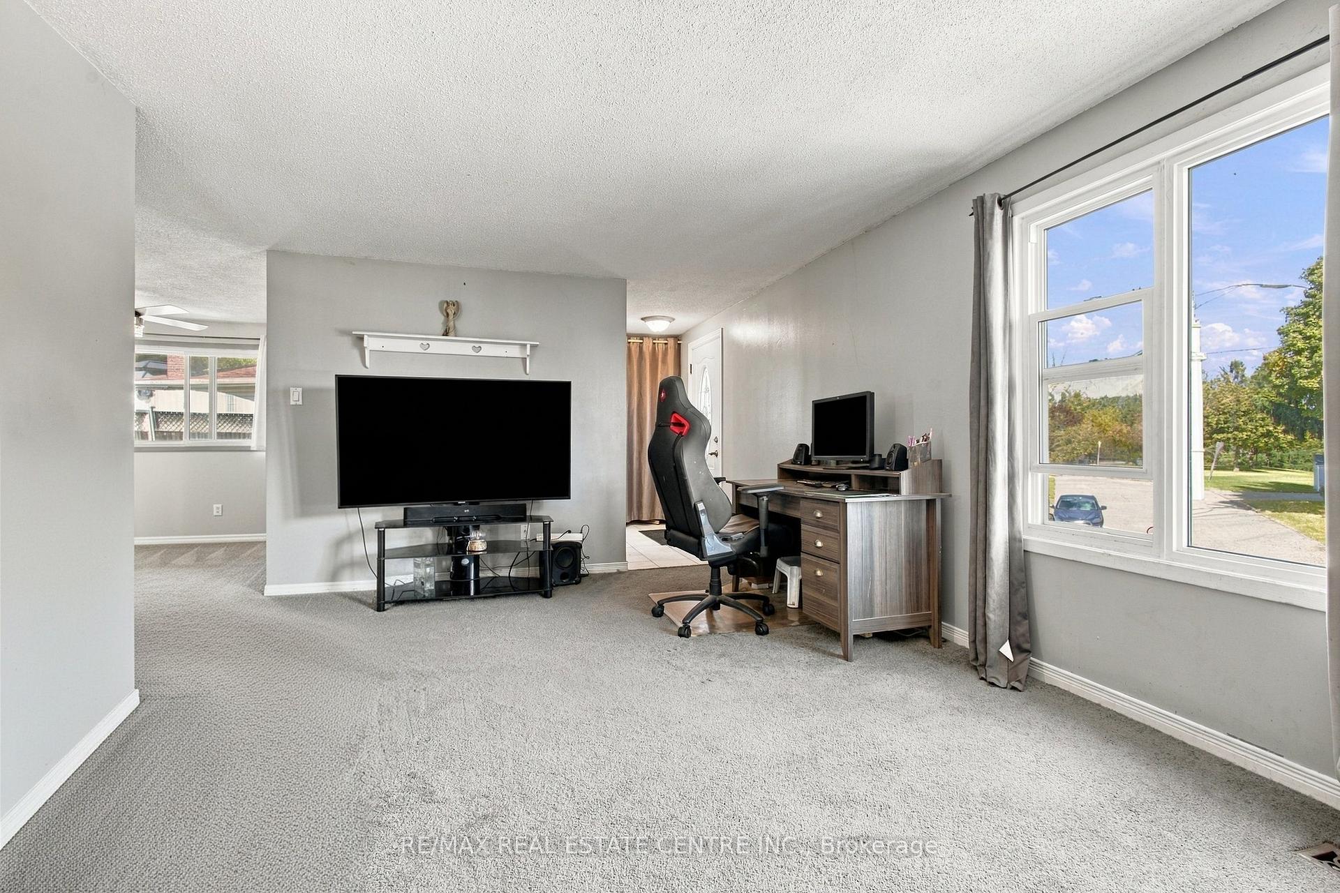 Photo 8 of 135 Cedarhill Crescent, Kitchener, Country Hills — HOMEH