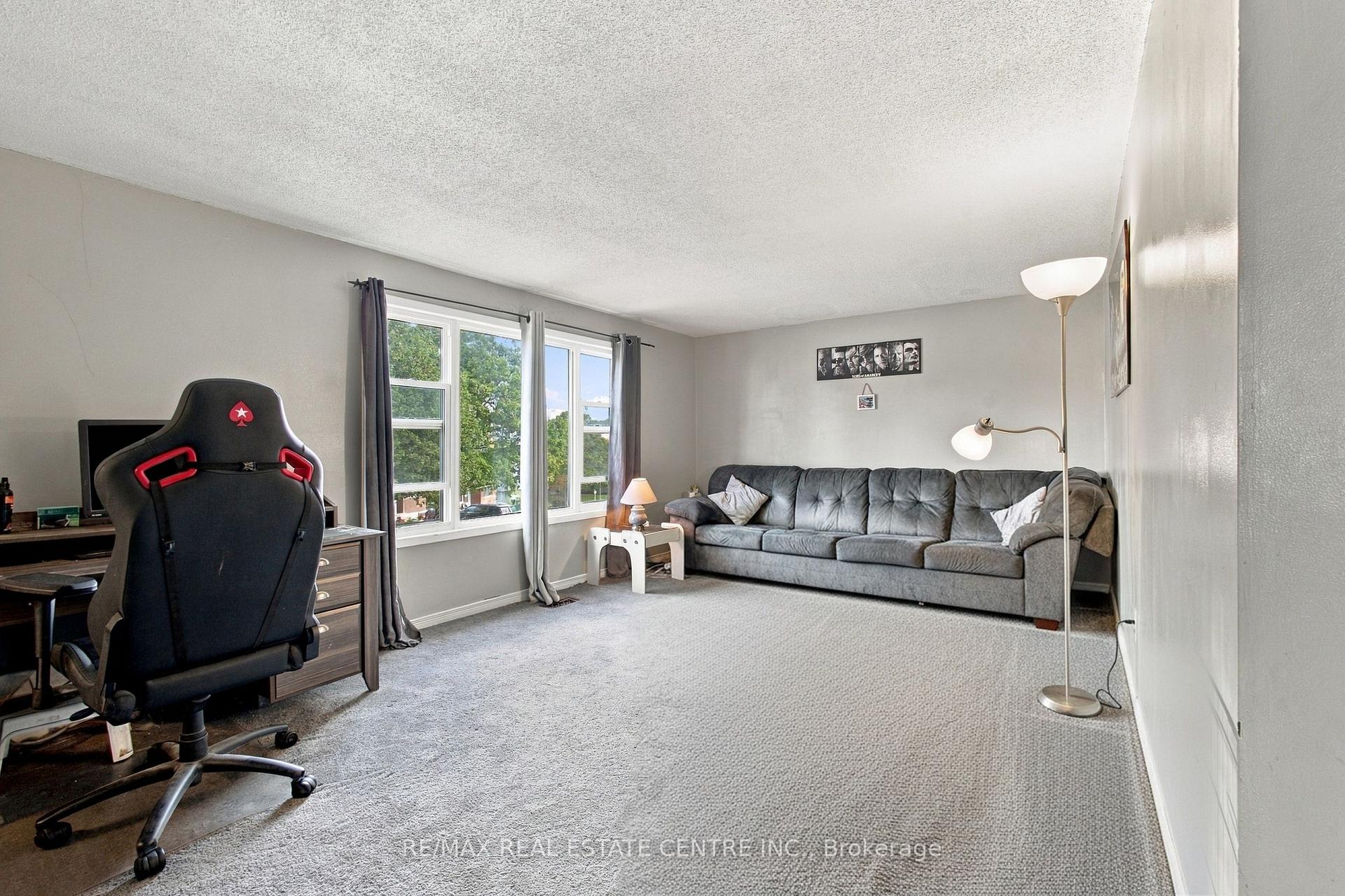Photo 9 of 135 Cedarhill Crescent, Kitchener, Country Hills — HOMEH