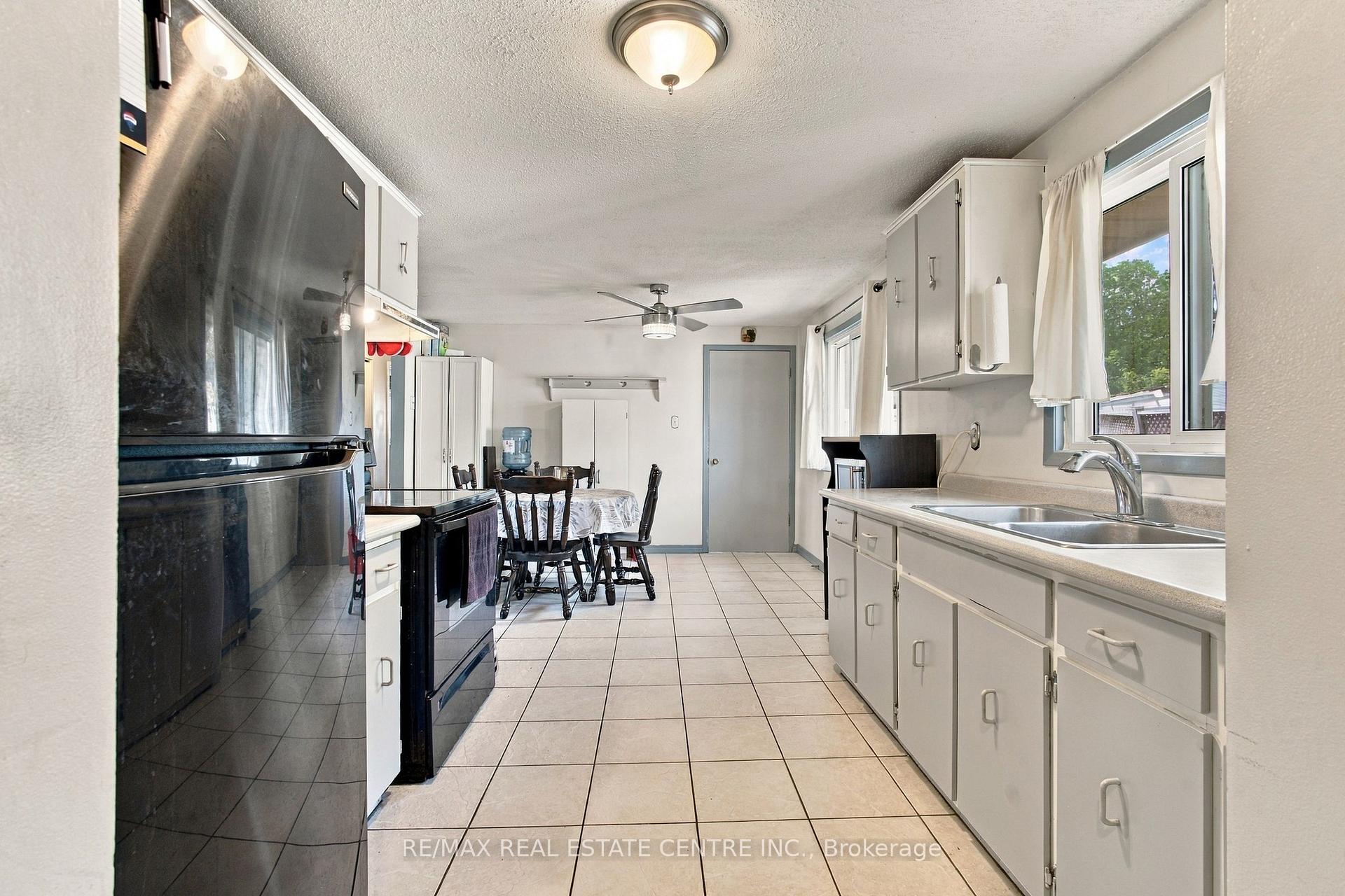 Photo 10 of 135 Cedarhill Crescent, Kitchener, Country Hills — HOMEH