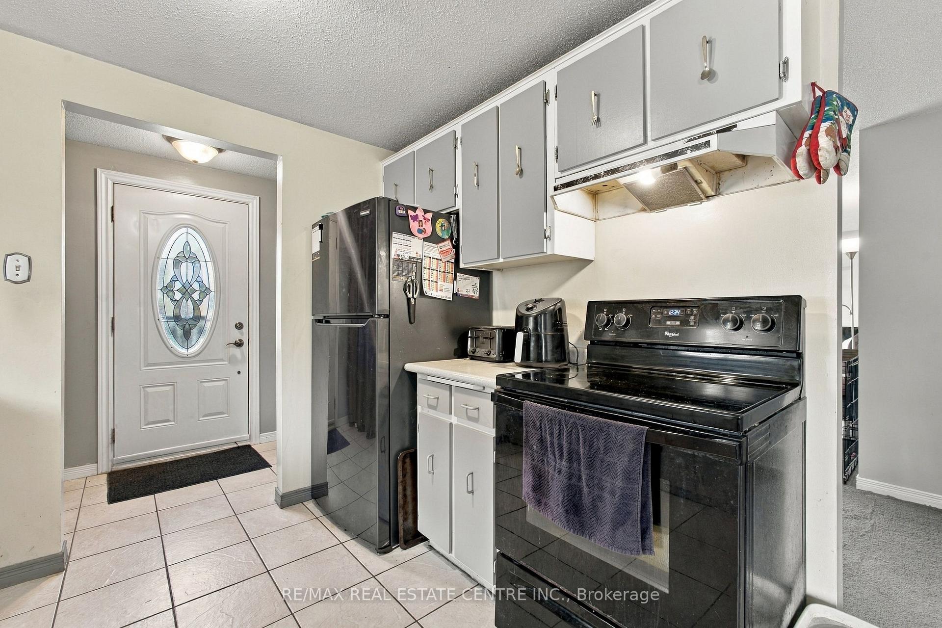 Photo 12 of 135 Cedarhill Crescent, Kitchener, Country Hills — HOMEH