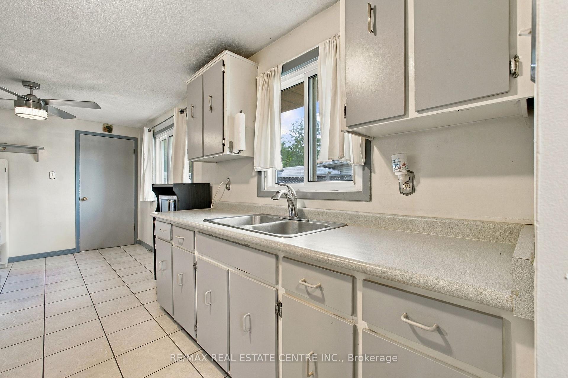 Photo 13 of 135 Cedarhill Crescent, Kitchener, Country Hills — HOMEH