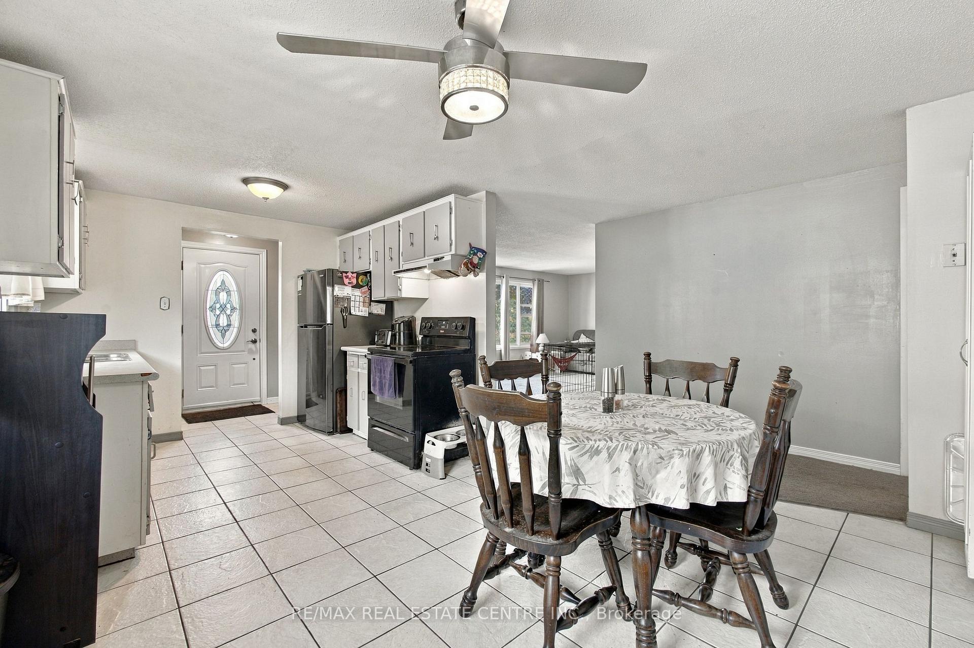 Photo 14 of 135 Cedarhill Crescent, Kitchener, Country Hills — HOMEH