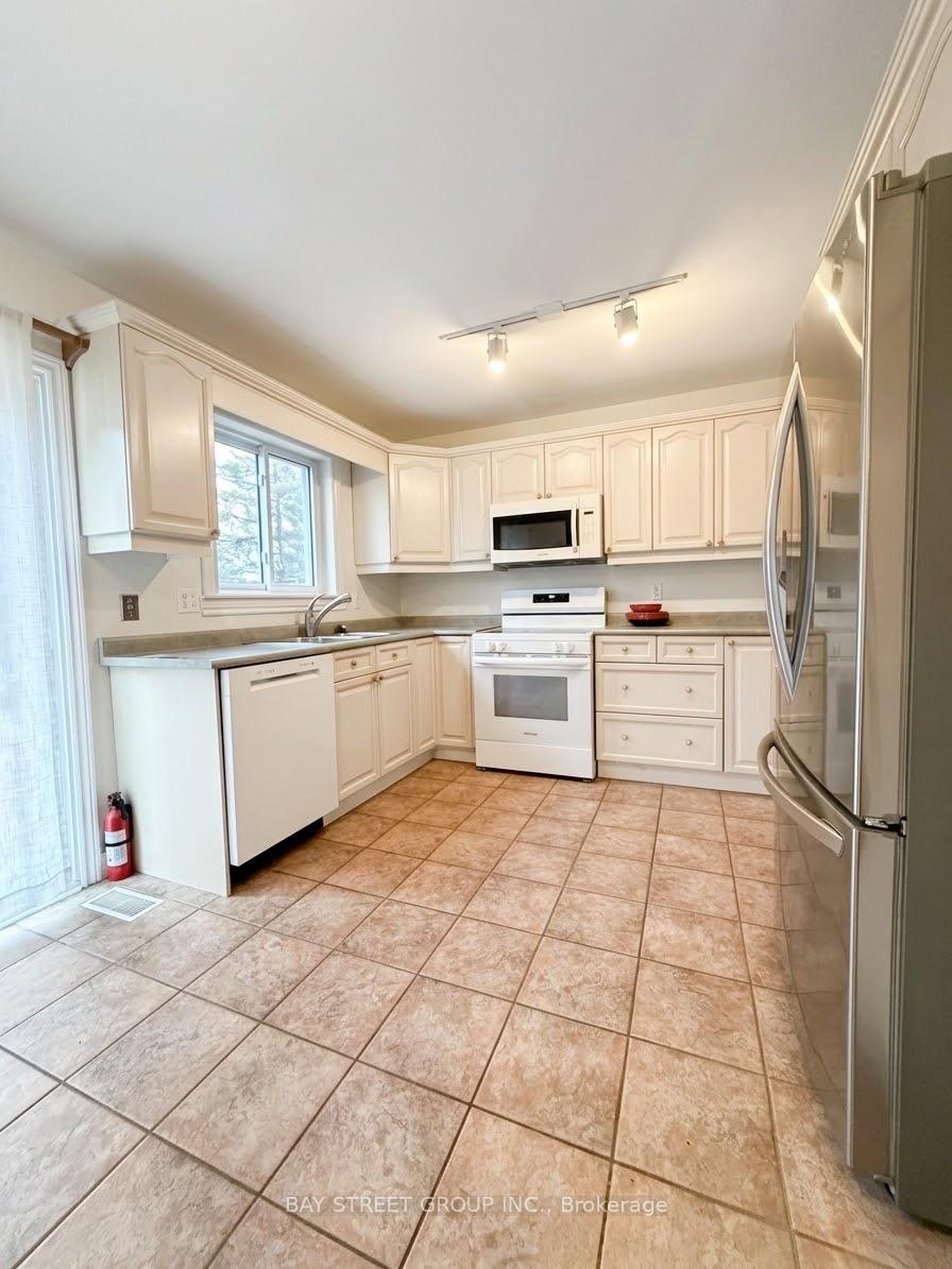Photo 3 of 76 Mayfair Drive, Barrie, Ardagh — HOMEH