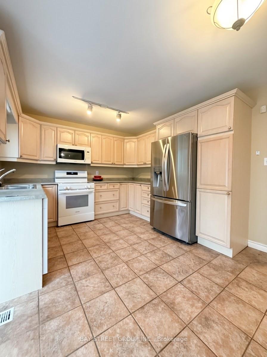 Photo 4 of 76 Mayfair Drive, Barrie, Ardagh — HOMEH