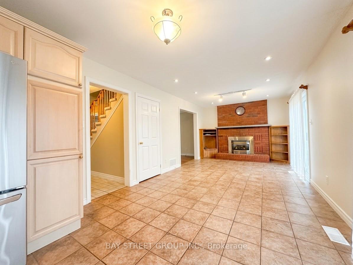 Photo 5 of 76 Mayfair Drive, Barrie, Ardagh — HOMEH