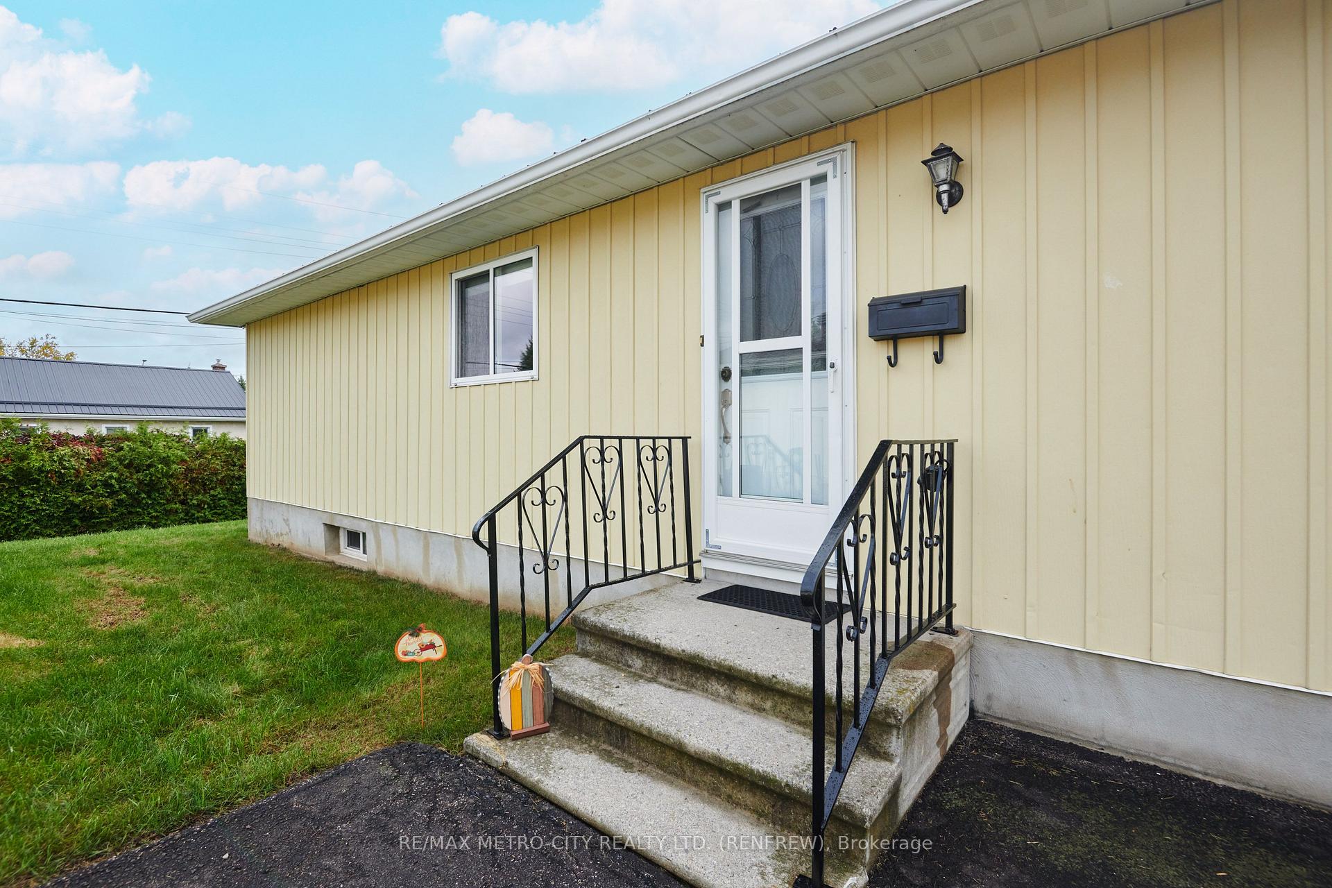Photo 4 of 583 King Street, Renfrew, Renfrew — HOMEH