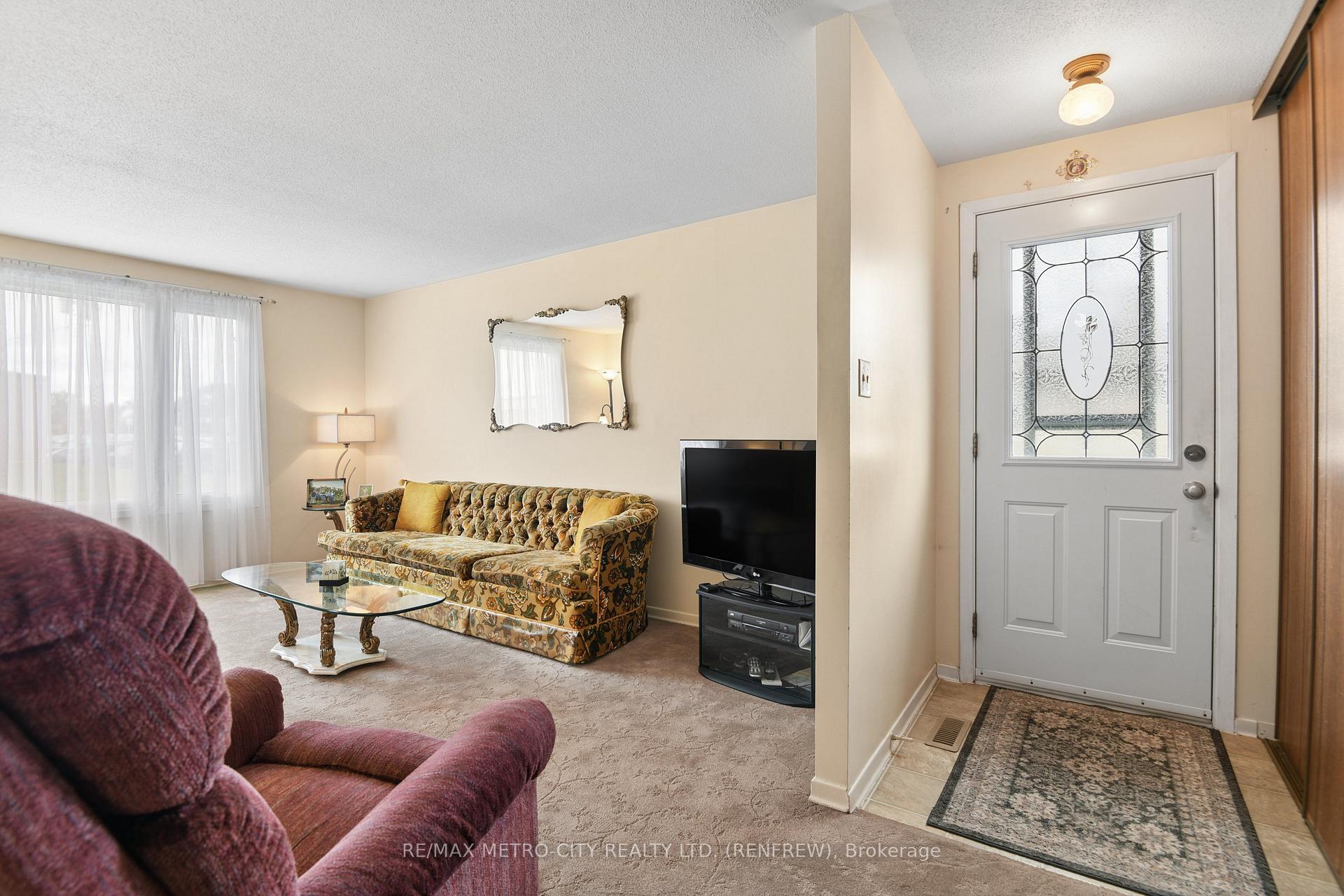 Photo 6 of 583 King Street, Renfrew, Renfrew — HOMEH