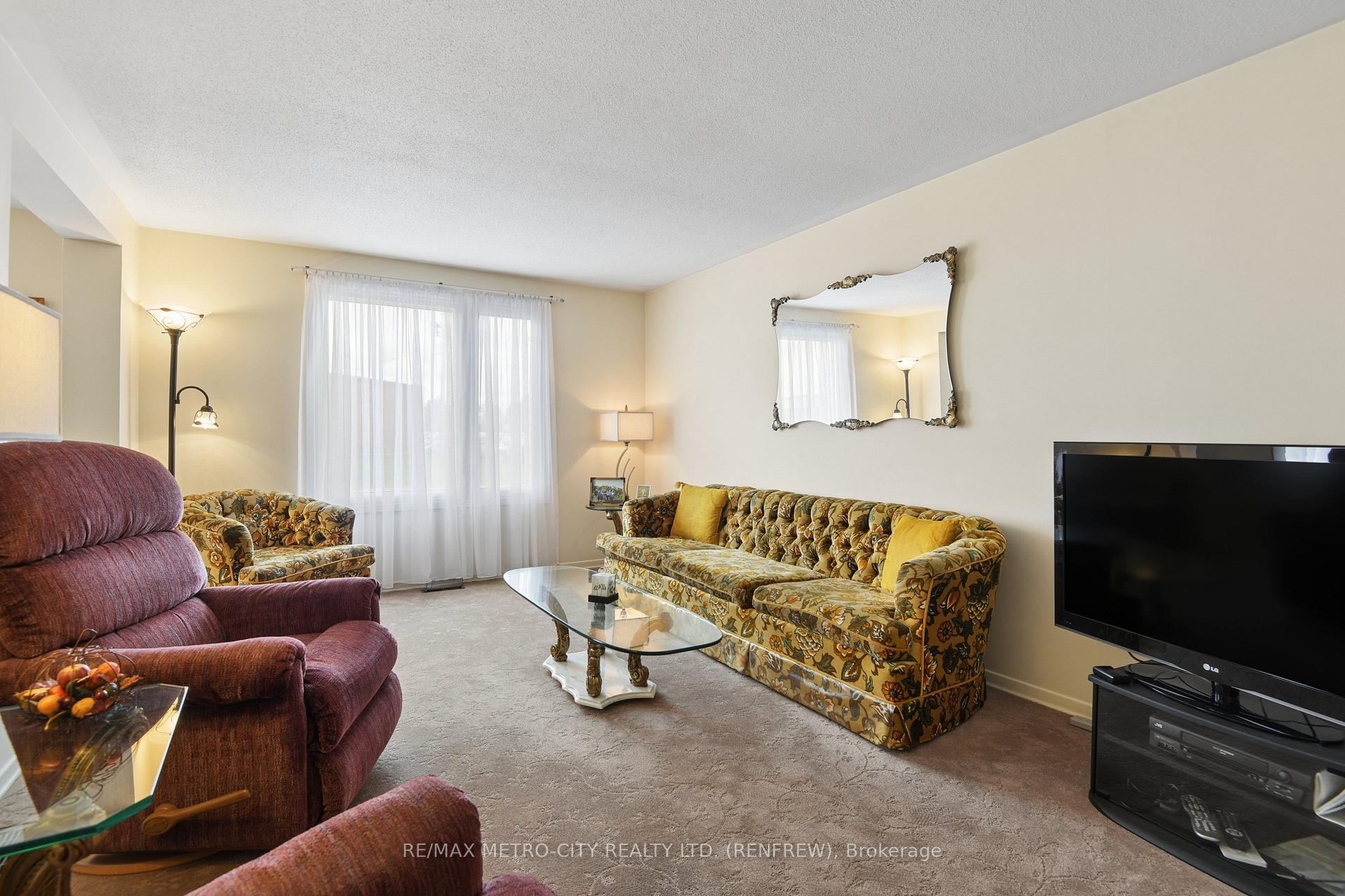 Photo 7 of 583 King Street, Renfrew, Renfrew — HOMEH