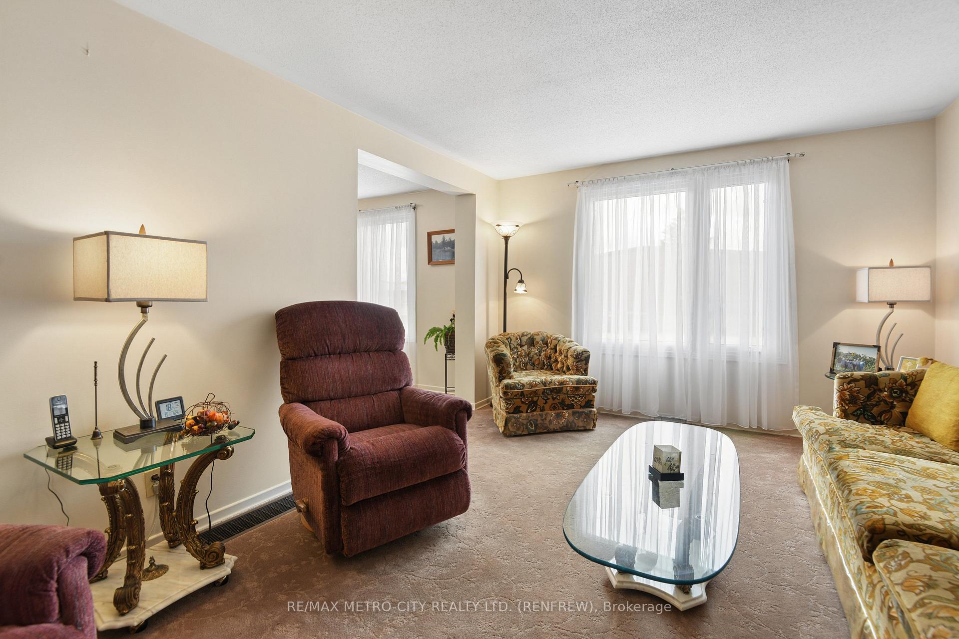 Photo 8 of 583 King Street, Renfrew, Renfrew — HOMEH
