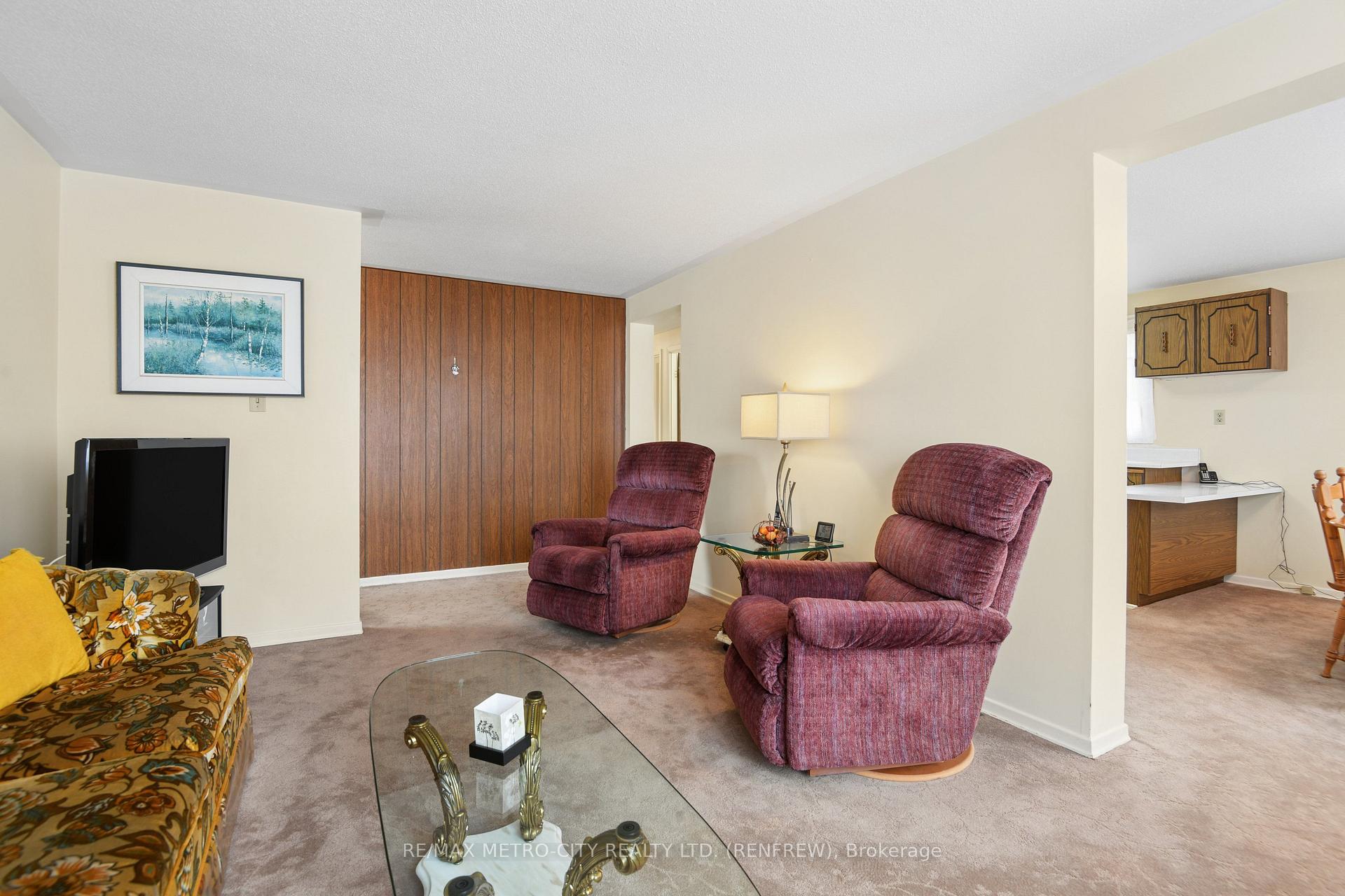 Photo 9 of 583 King Street, Renfrew, Renfrew — HOMEH