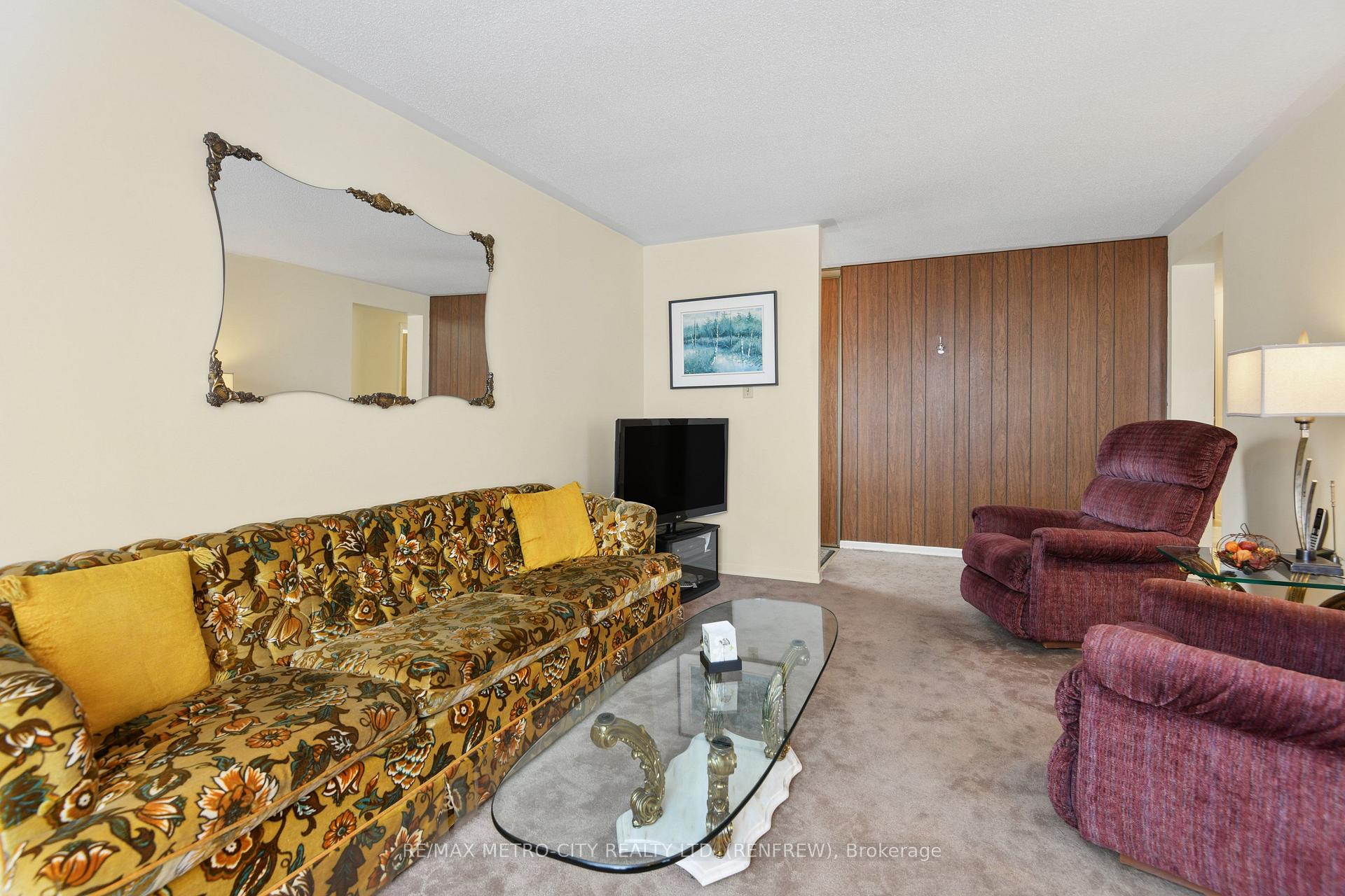 Photo 10 of 583 King Street, Renfrew, Renfrew — HOMEH