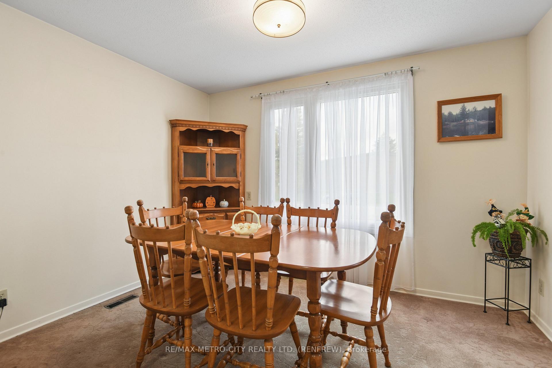 Photo 11 of 583 King Street, Renfrew, Renfrew — HOMEH