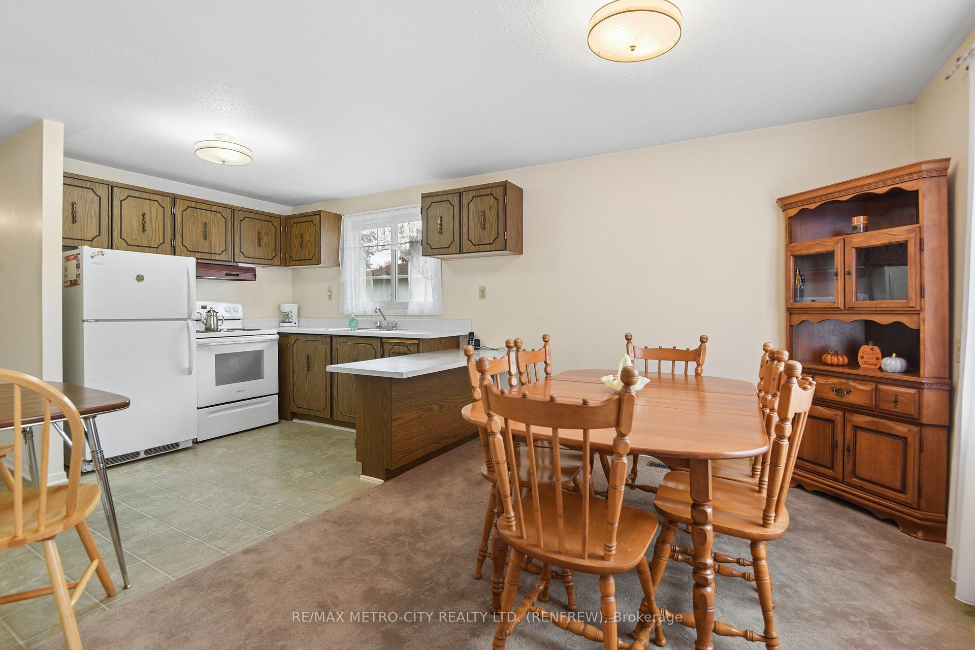 Photo 13 of 583 King Street, Renfrew, Renfrew — HOMEH