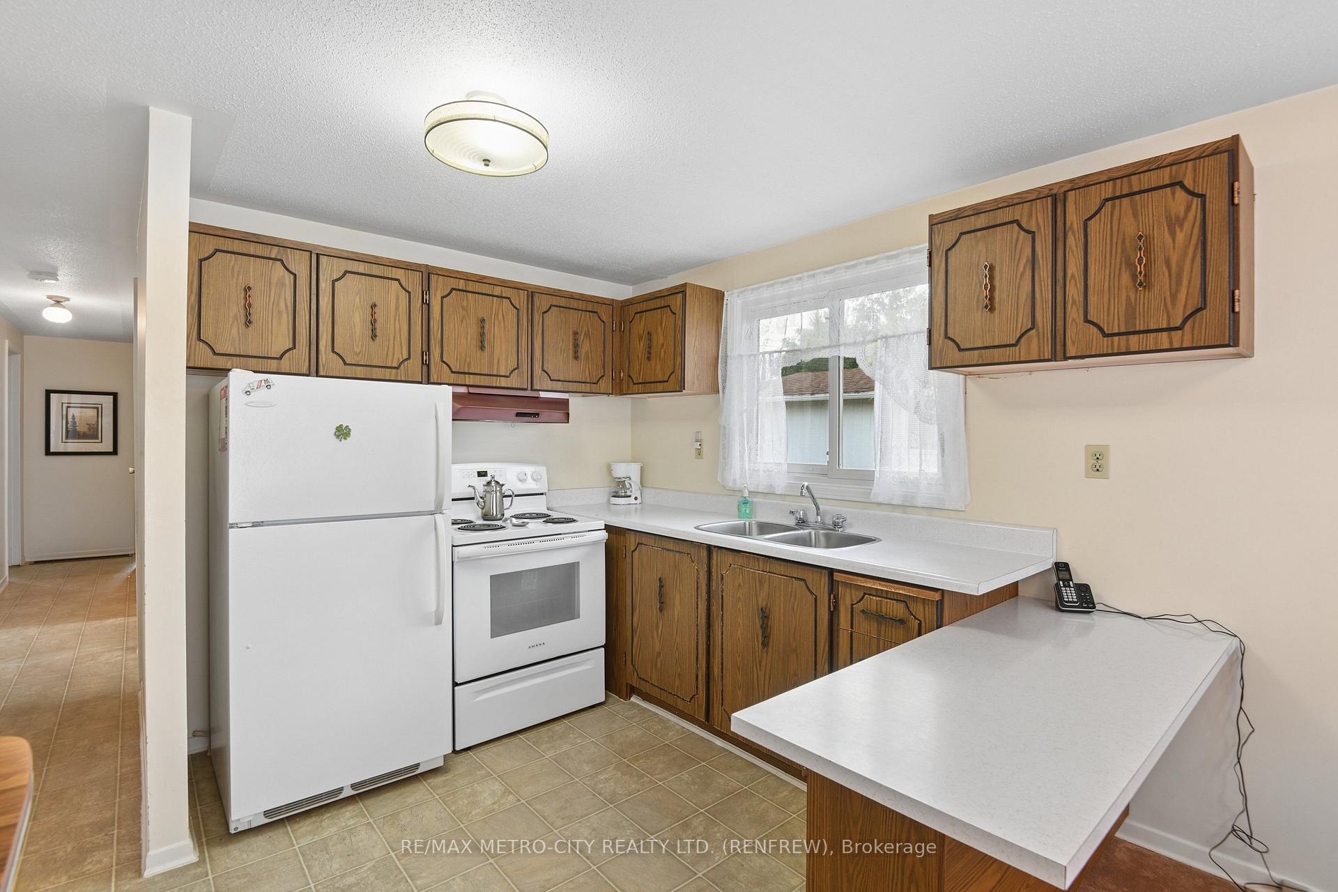 Photo 14 of 583 King Street, Renfrew, Renfrew — HOMEH