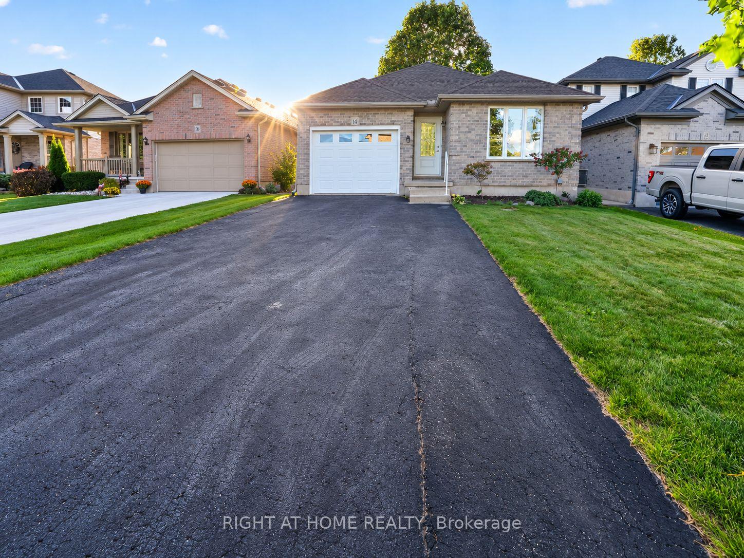 Photo 3 of 14 Oriole Lane, St. Thomas — HOMEH