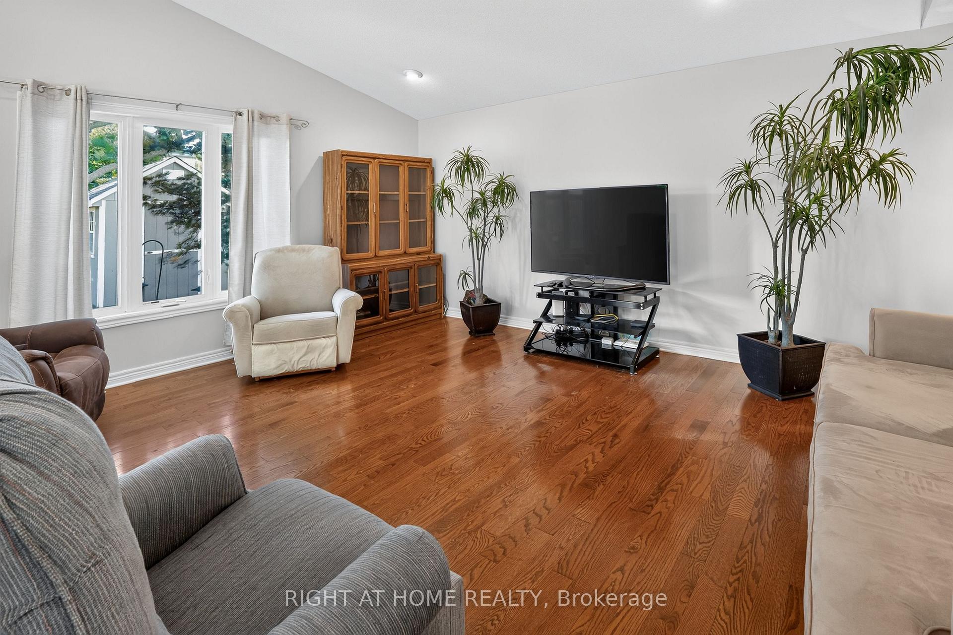 Photo 4 of 14 Oriole Lane, St. Thomas — HOMEH
