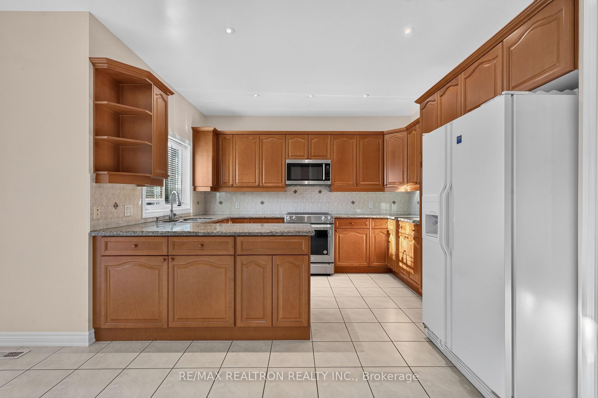 Photo 10 of 12 Loudon Crescent, Vaughan, Beverley Glen — HOMEH