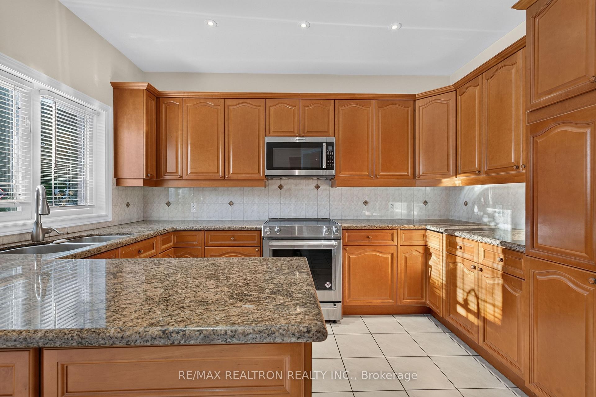 Photo 11 of 12 Loudon Crescent, Vaughan, Beverley Glen — HOMEH