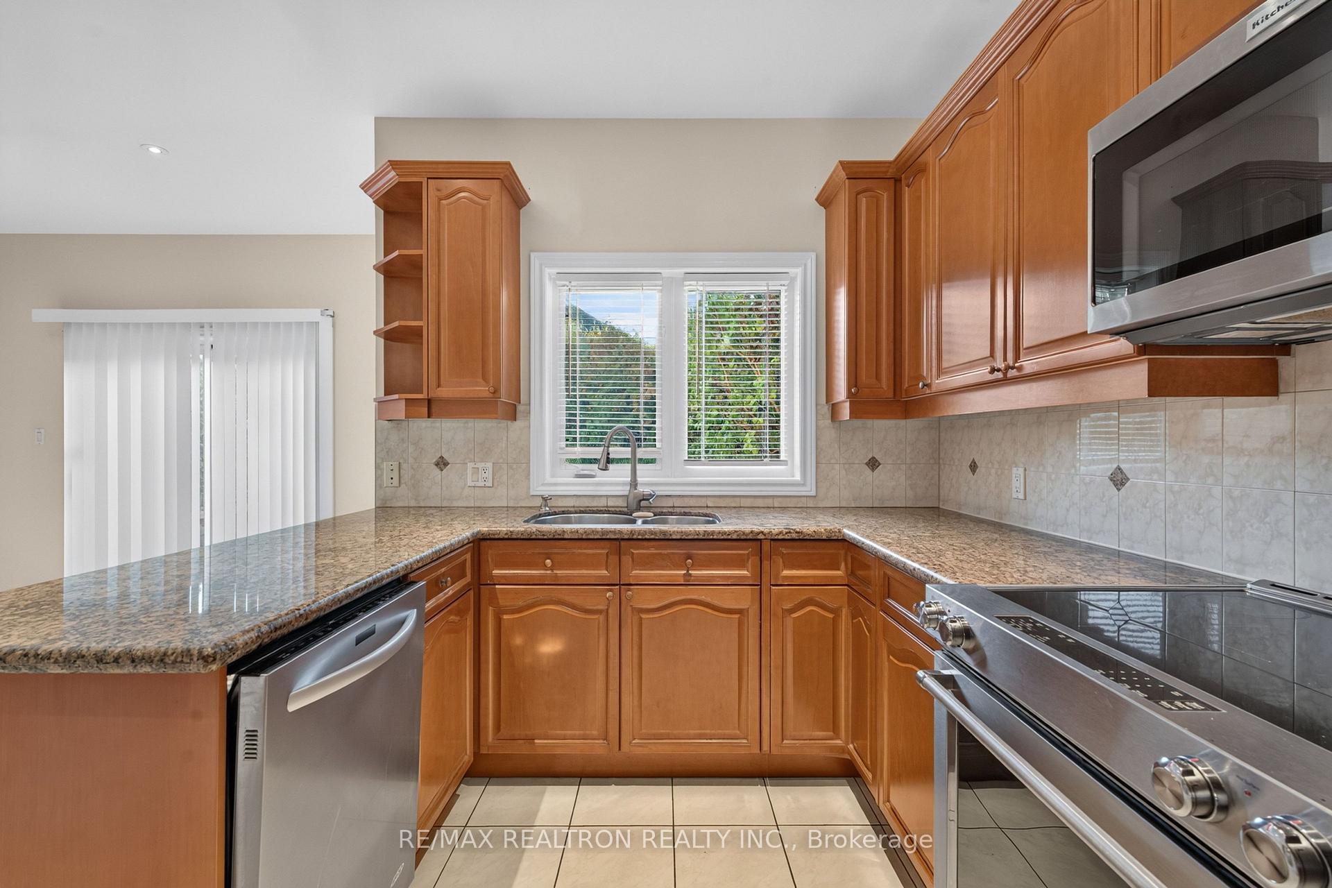 Photo 15 of 12 Loudon Crescent, Vaughan, Beverley Glen — HOMEH