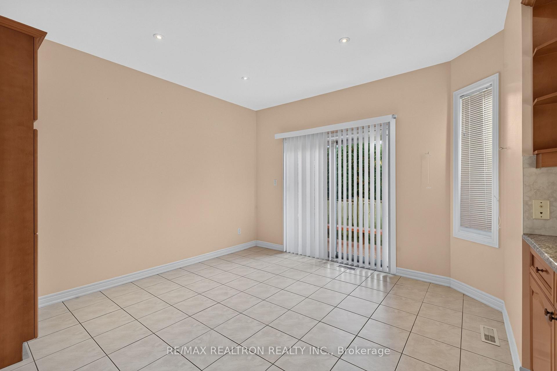 Photo 16 of 12 Loudon Crescent, Vaughan, Beverley Glen — HOMEH