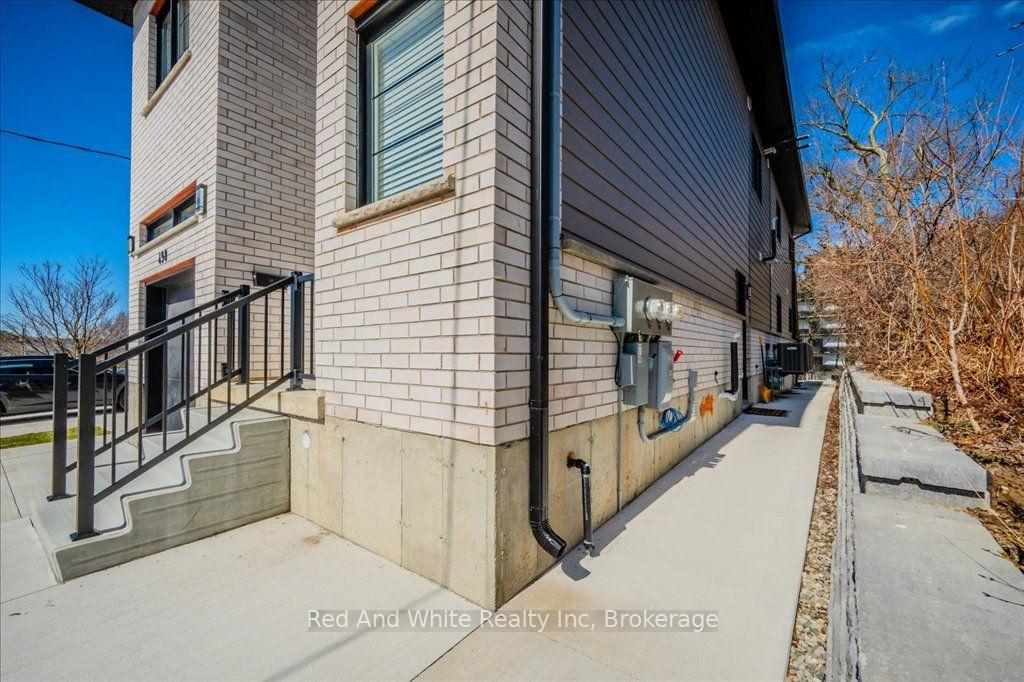Photo 4 of 498 Karn Street, Kitchener, Victoria Hills — HOMEH