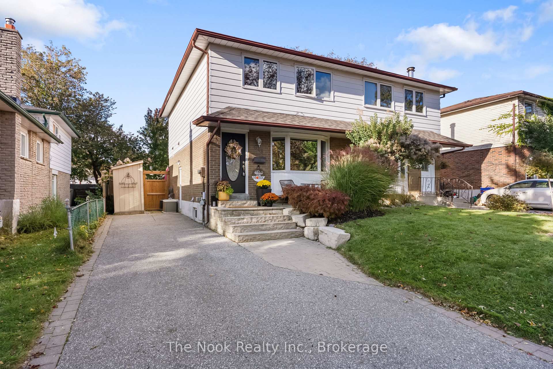 Photo 3 of 648 Berwick Crescent, Oshawa, McLaughlin — HOMEH