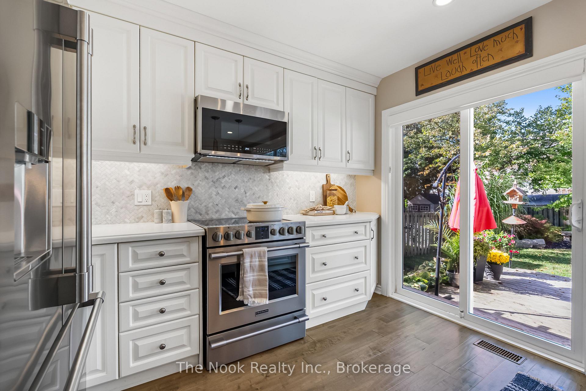Photo 11 of 648 Berwick Crescent, Oshawa, McLaughlin — HOMEH