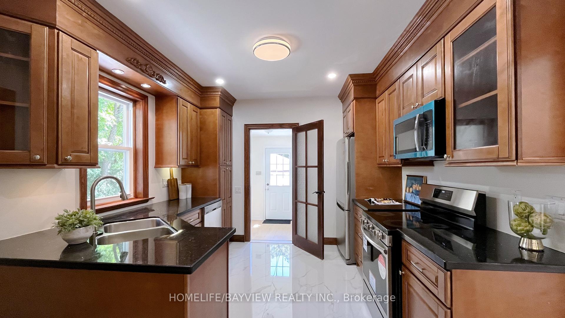 Photo 3 of 82 Centre Street E, Richmond Hill, Crosby — HOMEH